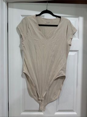 Old Navy Cream Short Sleeve V-Neck Bodysuit